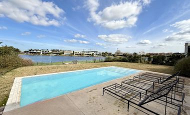 Alquiler y/o Venta en Barbarita a la Laguna, 5 Dormitorios en Suite.