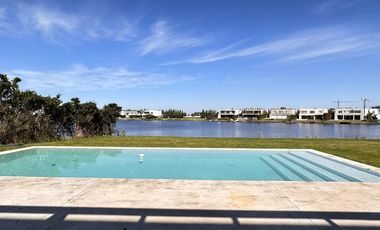Alquiler y/o Venta en Barbarita a la Laguna, 5 Dormitorios en Suite.