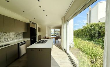 Alquiler y/o Venta en Barbarita a la Laguna, 5 Dormitorios en Suite.
