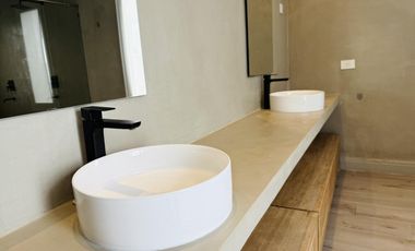 Alquiler y/o Venta en Barbarita a la Laguna, 5 Dormitorios en Suite.