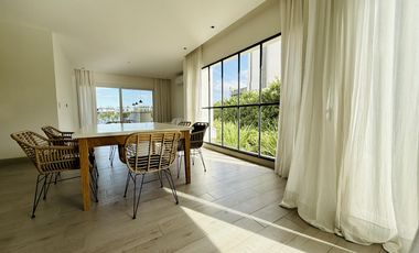Alquiler y/o Venta en Barbarita a la Laguna, 5 Dormitorios en Suite.