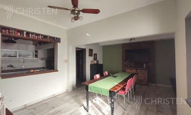 Gran casa en venta a metros de Av. Lujan y Av. 7 de Marzo