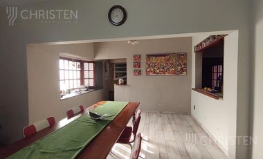 Gran casa en venta a metros de Av. Lujan y Av. 7 de Marzo