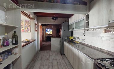 Gran casa en venta a metros de Av. Lujan y Av. 7 de Marzo