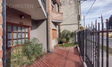 Gran casa en venta a metros de Av. Lujan y Av. 7 de Marzo