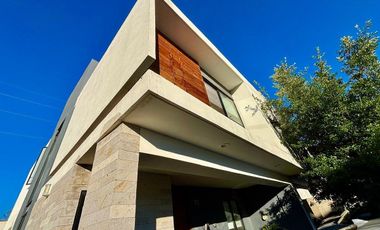 Casa en Venta en Parques Vallarta, Coto Cedro, Solares. Casa con Roof Garden