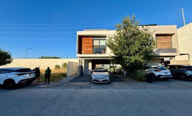 Casa en Venta en Parques Vallarta, Coto Cedro, Solares. Casa con Roof Garden