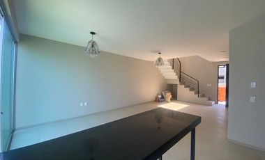 Preventa Casa Roble Residencial. A un costado de Bugambilias.