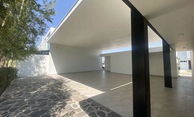 Preventa Casa Roble Residencial. A un costado de Bugambilias.