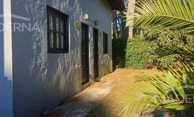 Viví en la Costa y que tu casa también genere ingresos – Casa   2 dúplex en block