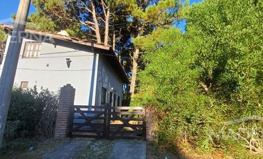 Viví en la Costa y que tu casa también genere ingresos – Casa   2 dúplex en block