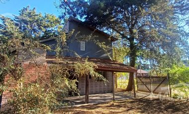 Viví en la Costa y que tu casa también genere ingresos – Casa   2 dúplex en block