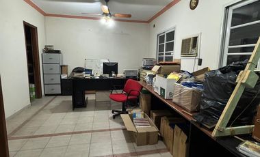 Galpón + oficinas en venta a una cuadra de Av. Freyre