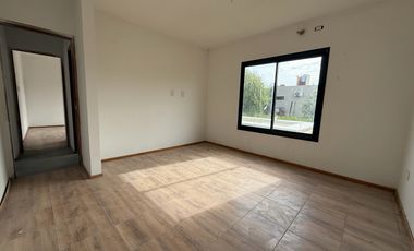VENTA CASA A ESTRENAR CON PILETA EN PUNTA CHACRA, ROLDAN