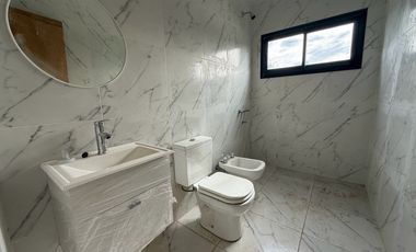 VENTA CASA A ESTRENAR CON PILETA EN PUNTA CHACRA, ROLDAN