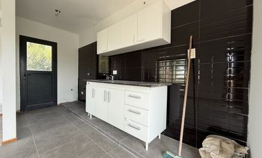 VENTA CASA A ESTRENAR CON PILETA EN PUNTA CHACRA, ROLDAN