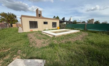 VENTA CASA A ESTRENAR CON PILETA EN PUNTA CHACRA, ROLDAN