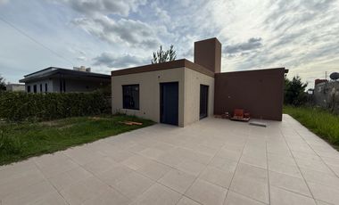VENTA CASA A ESTRENAR CON PILETA EN PUNTA CHACRA, ROLDAN