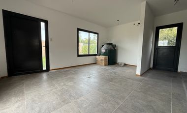 VENTA CASA A ESTRENAR CON PILETA EN PUNTA CHACRA, ROLDAN
