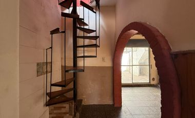 PH de cinco ambientes en dos plantas a Reciclar en Venta en Avellaneda