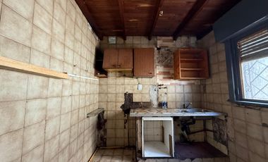 PH de cinco ambientes en dos plantas a Reciclar en Venta en Avellaneda