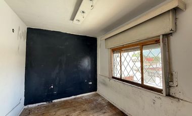 PH de cinco ambientes en dos plantas a Reciclar en Venta en Avellaneda