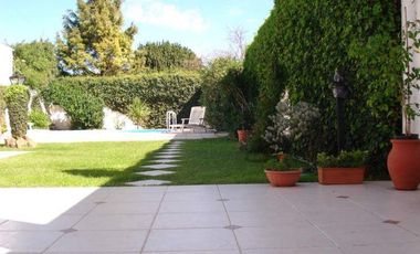 Chalet en Azul con pileta