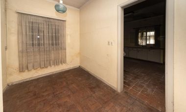 Casa en venta a refaccionar en Villa Ballester