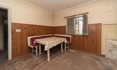 Casa en venta a refaccionar en Villa Ballester