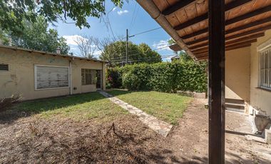 Casa en venta a refaccionar en Villa Ballester