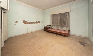 Casa en venta a refaccionar en Villa Ballester