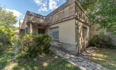 Casa en venta a refaccionar en Villa Ballester