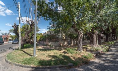 Casa en venta a refaccionar en Villa Ballester