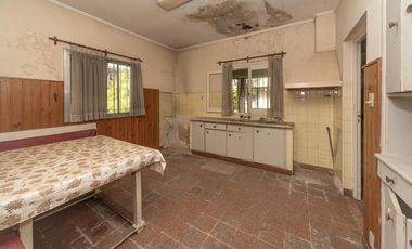 Casa en venta a refaccionar en Villa Ballester