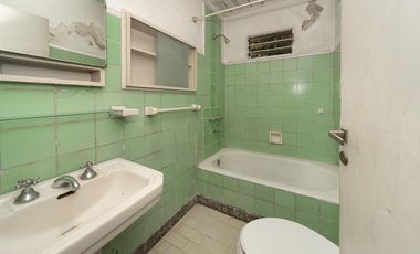 Casa en venta a refaccionar en Villa Ballester