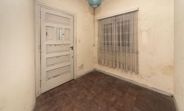 Casa en venta a refaccionar en Villa Ballester
