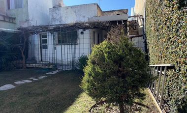 CASA EN VENTA C/AMPLIO FONDO Y QUINCHO-AVELLANEDA