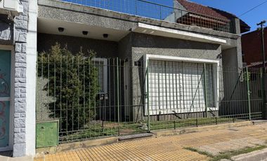 CASA EN VENTA C/AMPLIO FONDO Y QUINCHO-AVELLANEDA