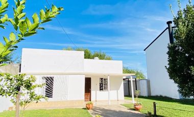 Casa en venta c/ cochera en San José