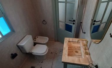 Interno sobre Peatonal, 2 Dorm, 2 baños y patio