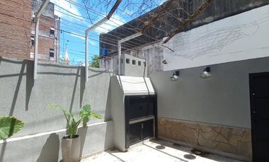 Interno sobre Peatonal, 2 Dorm, 2 baños y patio