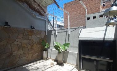 Interno sobre Peatonal, 2 Dorm, 2 baños y patio