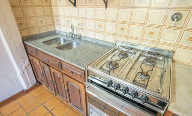 CASA DE ESTILO MEDITERRANEO CON QUINCHO Y COCHERA