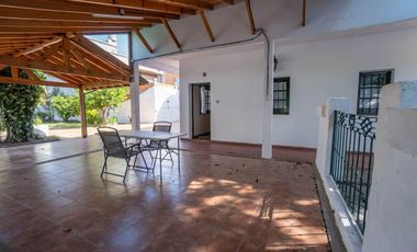 CASA DE ESTILO MEDITERRANEO CON QUINCHO Y COCHERA