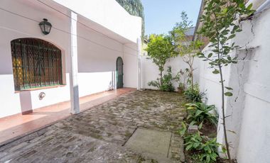 CASA DE ESTILO MEDITERRANEO CON QUINCHO Y COCHERA