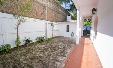 CASA DE ESTILO MEDITERRANEO CON QUINCHO Y COCHERA