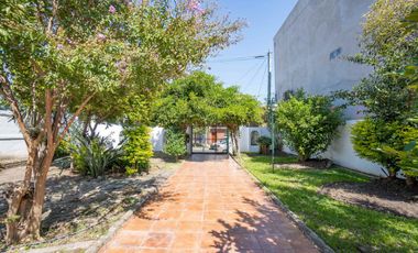 CASA DE ESTILO MEDITERRANEO CON QUINCHO Y COCHERA