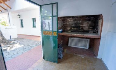 CASA DE ESTILO MEDITERRANEO CON QUINCHO Y COCHERA