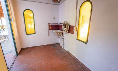 CASA DE ESTILO MEDITERRANEO CON QUINCHO Y COCHERA