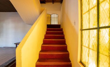 CASA DE ESTILO MEDITERRANEO CON QUINCHO Y COCHERA